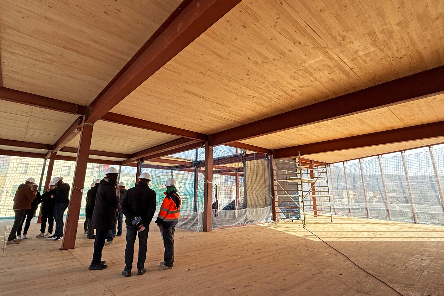 Vista parcial de la primera planta de la futura Biblioteca-Centre Cultural de Súria, durant la visita d'obres.