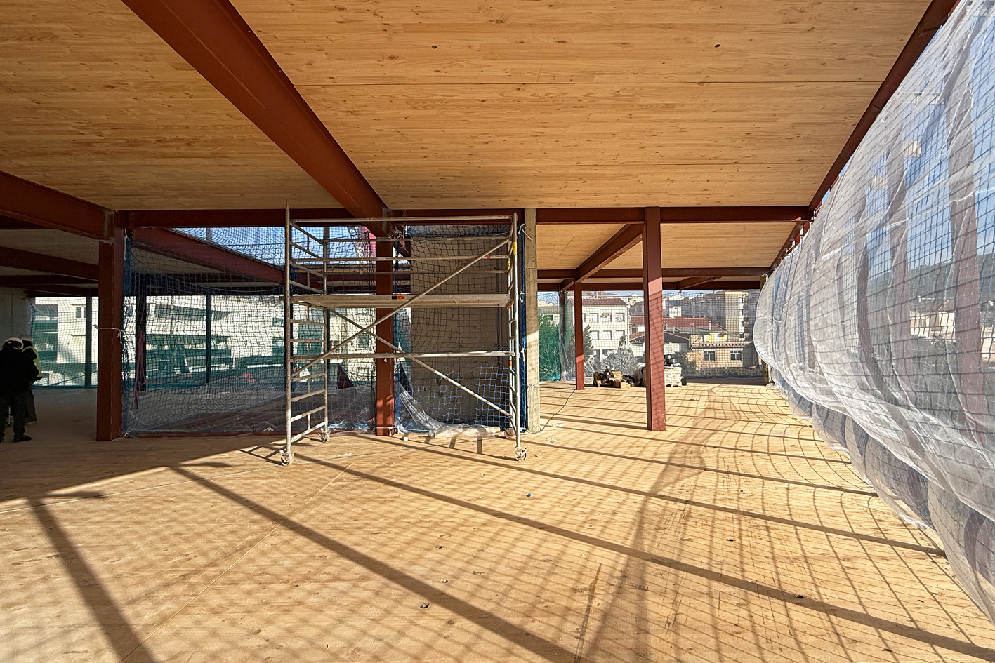Vista parcial de la primera planta de la futura Biblioteca-Centre Cultural de Súria, durant la visita d'obres.