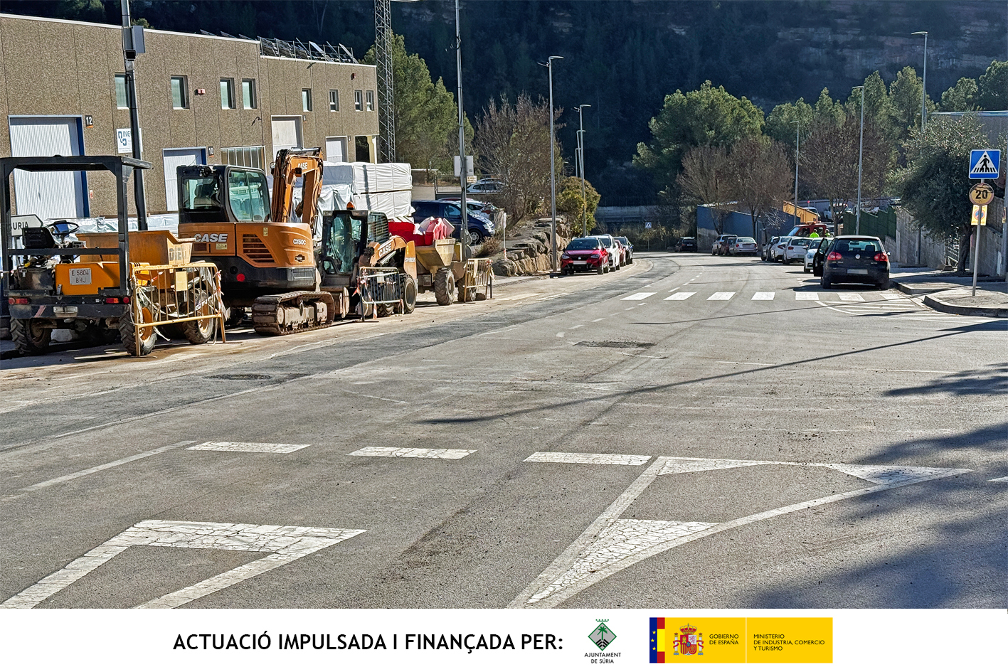 Vista parcial del vial principal del polígon industrial La Pobla, després dels treballs de millora.