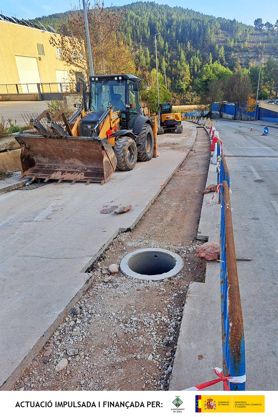 Imatge de les obres de renovació del col·lector de sanejament al polígon industrial La Pobla.