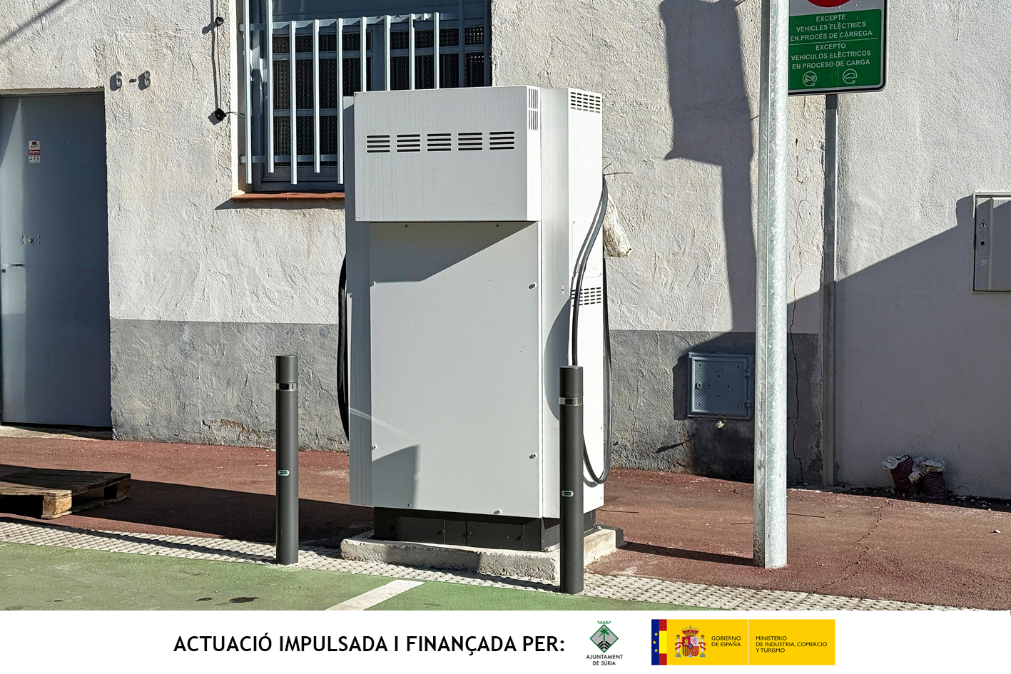 Nou punt de recàrrega ràpida per a vehicles elèctrics al carrer Industrial de la zona industrial del barri de Joncarets.