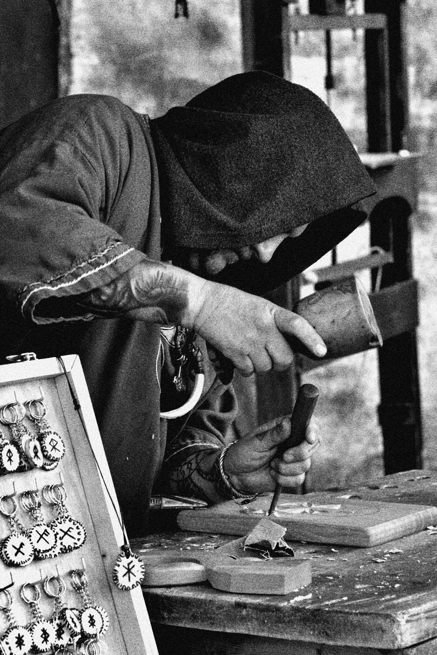La imatge d'un artesà treballant la fusta guanya el 7è concurs fotogràfic de la Fira Medieval d'Oficis