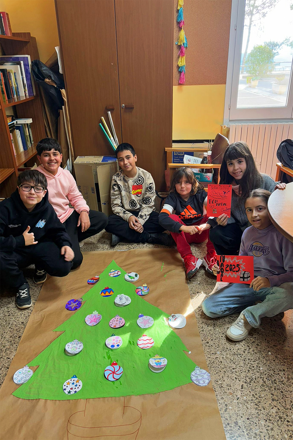 Curs 2024-25 - Taller de postals de Nadal i arbre de Nadal del Consell Municipal dels Infants a la ResidÃ¨ncia Bell RepÃ²s.