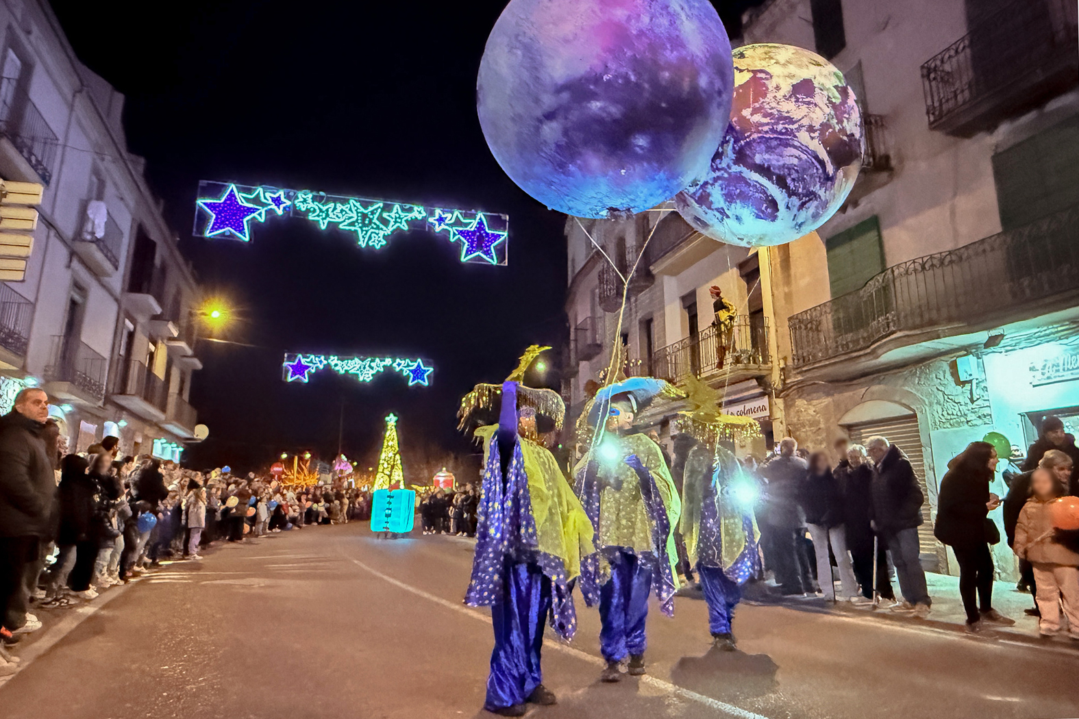 Els Planetes de la Cavalcada de SÃºria, al seu pas pel carrer Salvador Vancell.