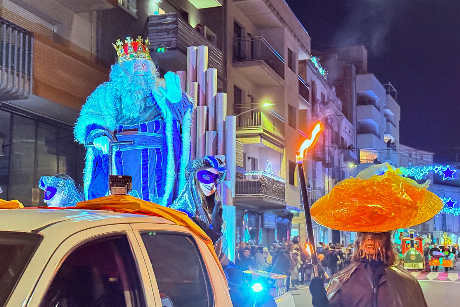 El rei Melcior saluda les persones assistents a la Cavalcada de SÃºria.