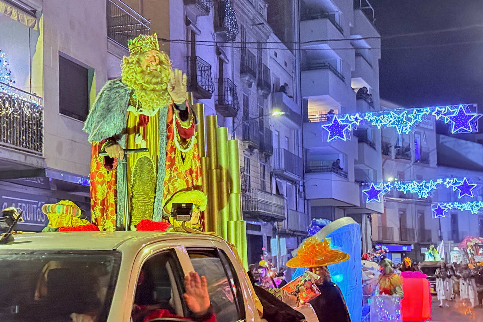 El rei Gaspar saluda les persones assistents a la Cavalcada de SÃºria.