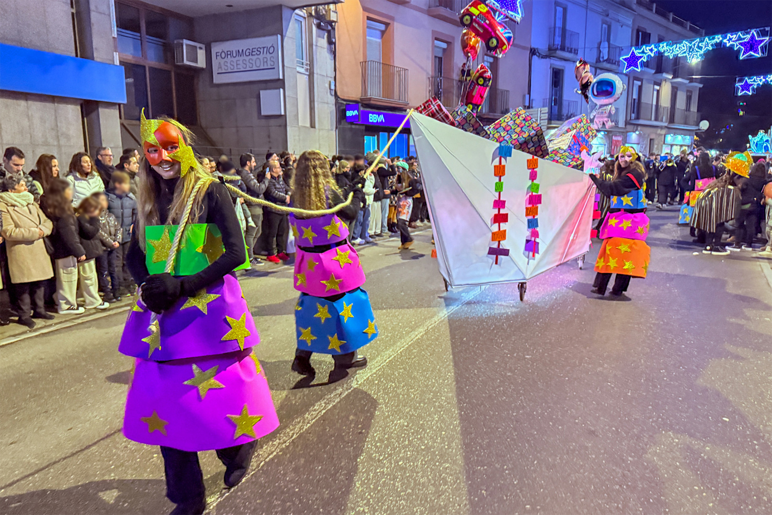 El Vaixell de les IlÂ·lusions de la Cavalcada de SÃºria, al seu pas pel carrer Salvador Vancell.