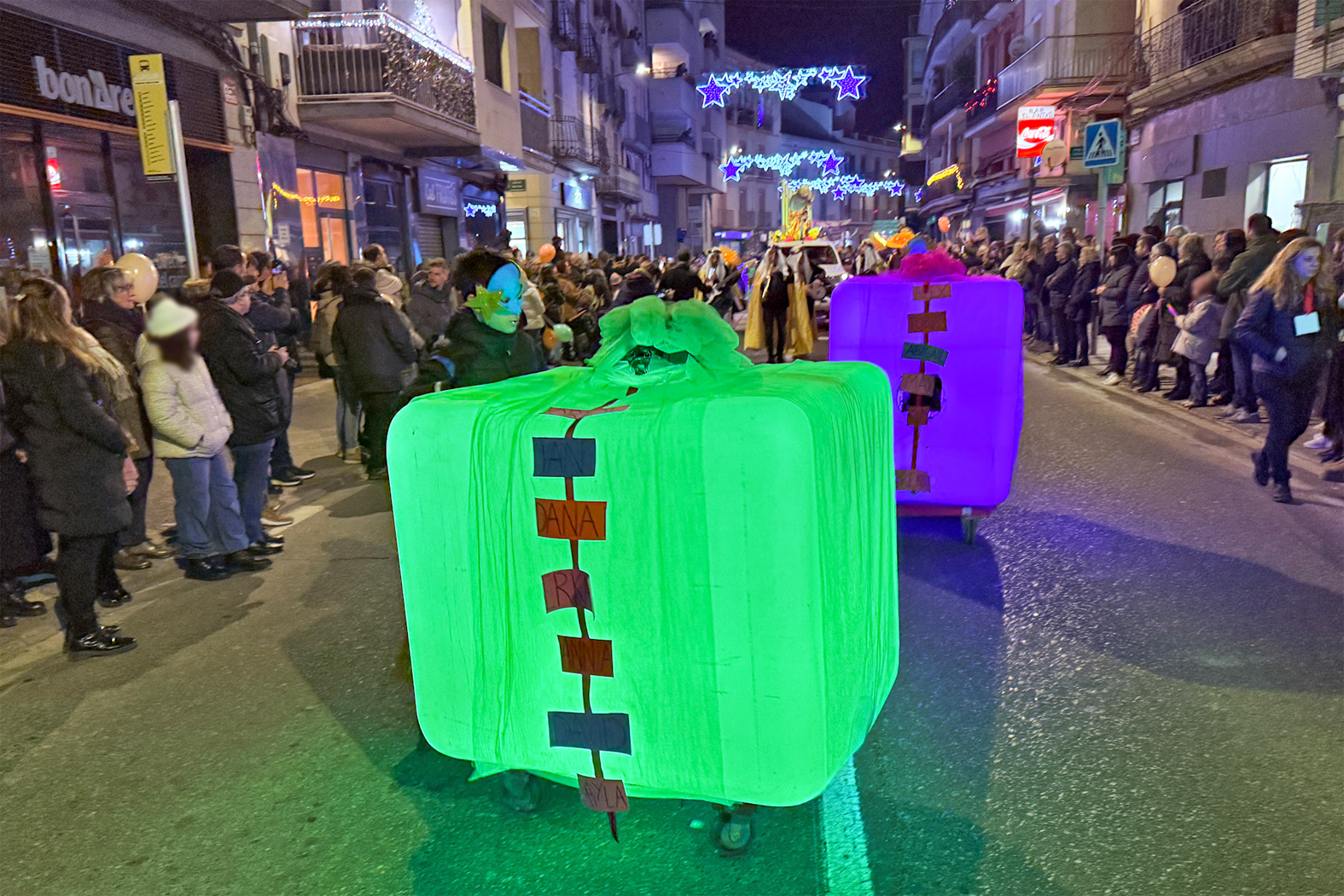 Els Regals de la Cavalcada de SÃºria, al seu pas pel carrer GonzÃ¡lez Solesio.