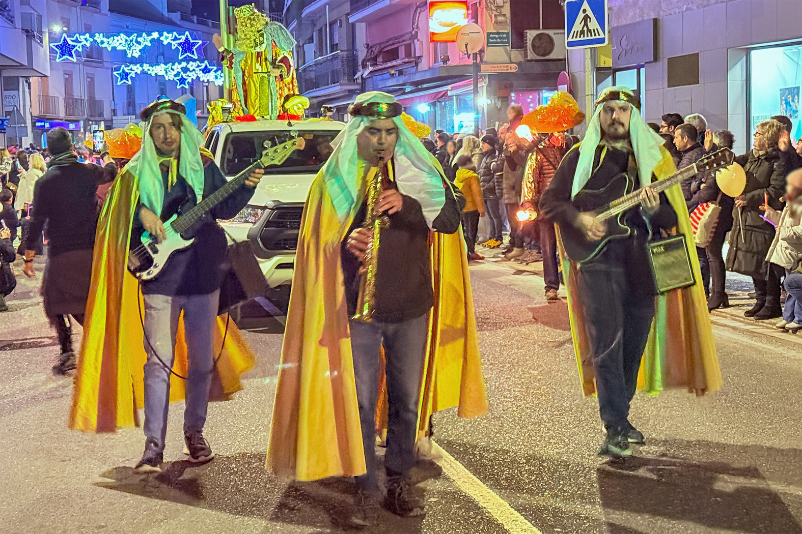 Lâ€™acompanyament musical del rei Gaspar, al pas de la Cavalcada de SÃºria pel carrer GonzÃ¡lez Solesio.