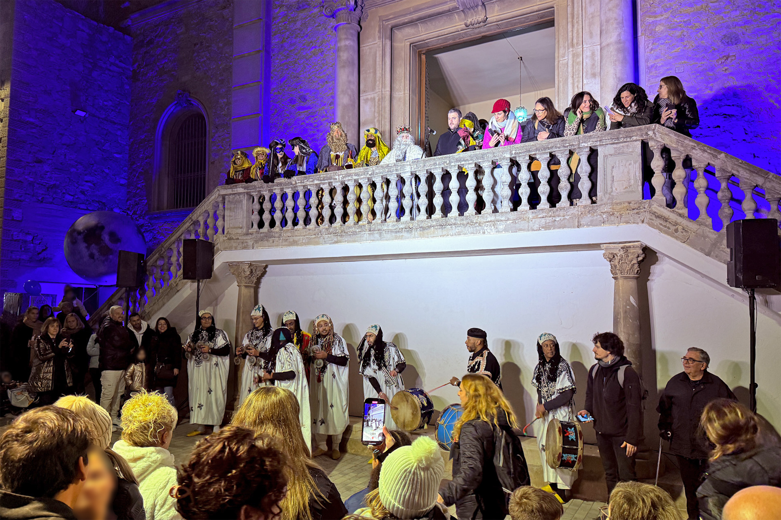 ActuaciÃ³ musical davant lâ€™EsglÃ©sia Parroquial de Sant CristÃ²fol, amb Ses Majestats, lâ€™alcalde Albert CoberÃ³ i altres membres de la CorporaciÃ³ Municipal.