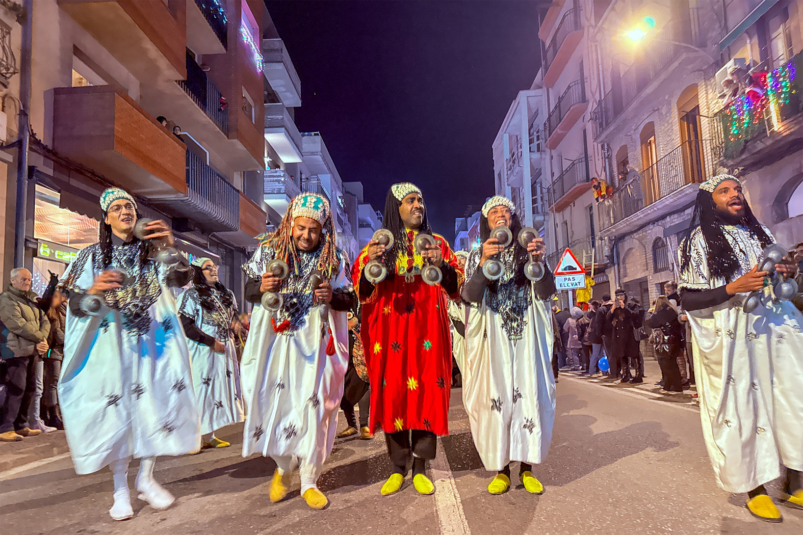 Lâ€™acompanyament musical del rei Baltasar, al pas de la Cavalcada de SÃºria pel carrer GonzÃ¡lez Solesio.