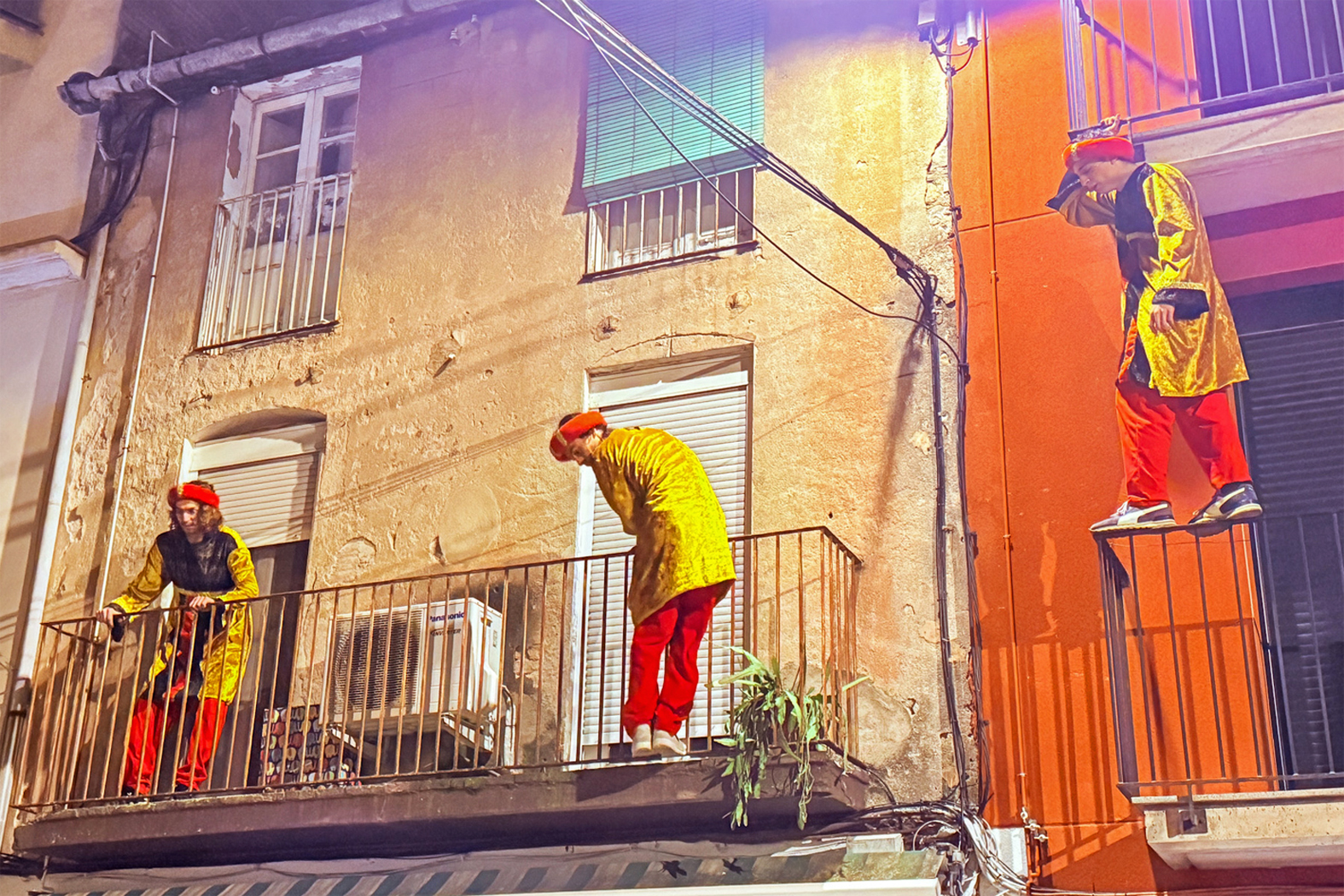 Els Repartidors de Regals de la Cavalcada de SÃºria, al carrer DiputaciÃ³.