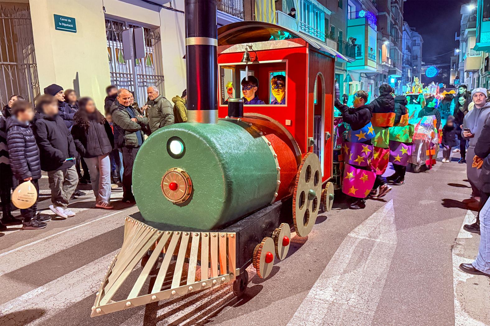 El Tren dels Desitjos de la Cavalcada de SÃºria, al seu pas pel carrer DiputaciÃ³.