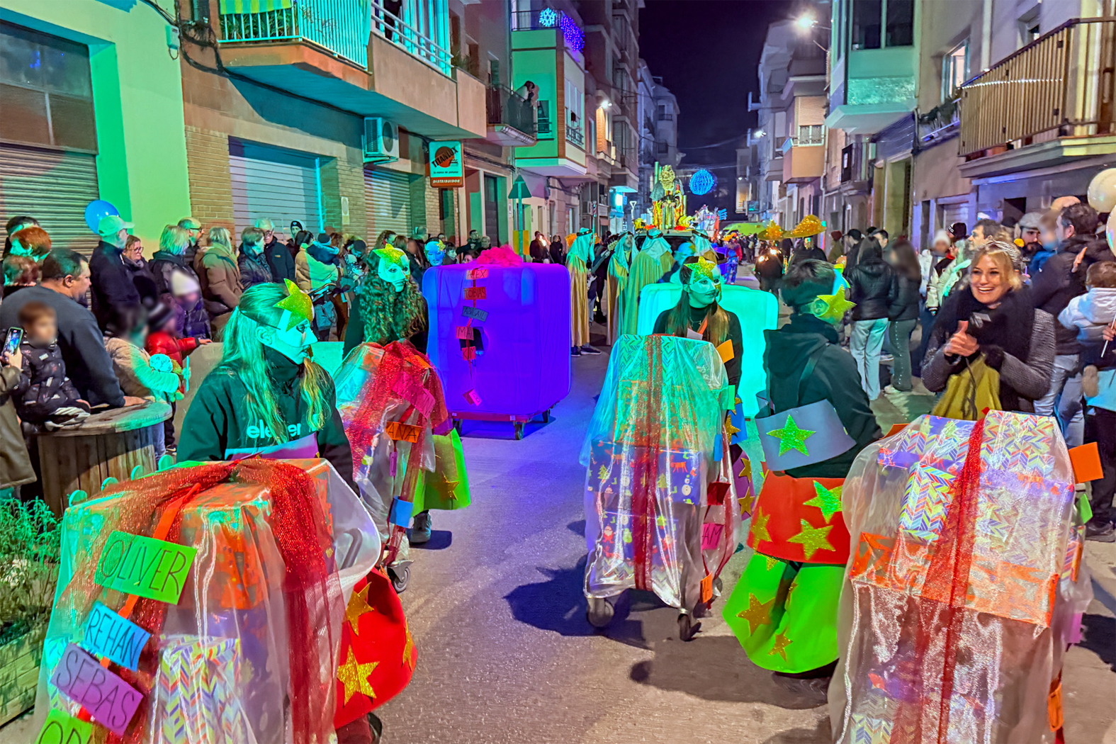 Els Regals de la Cavalcada de SÃºria, al seu pas pel carrer DiputaciÃ³.