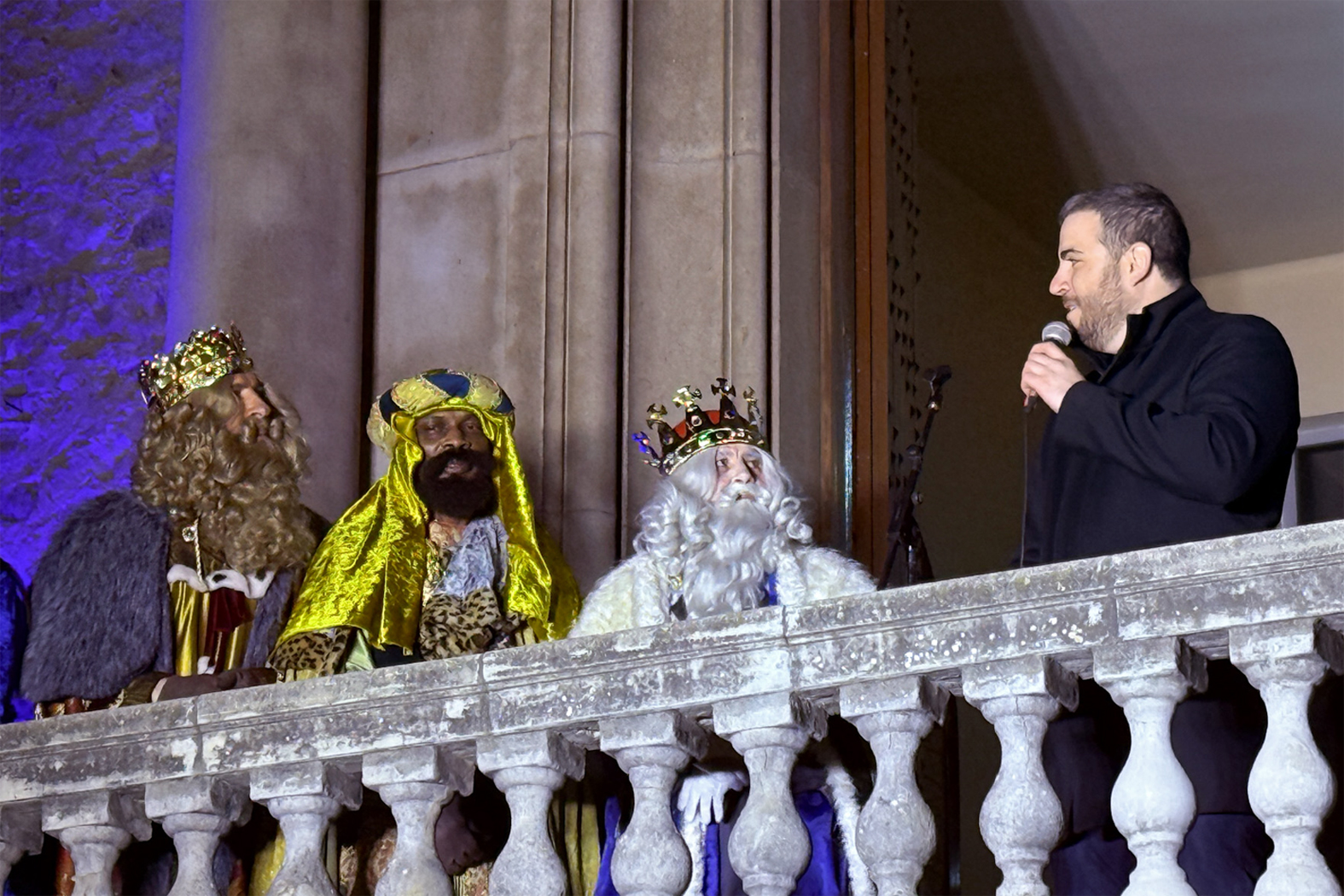 Lâ€™alcalde Albert CoberÃ³ dona la benvinguda als Reis dâ€™Orient al final de la Cavalcada, davant lâ€™EsglÃ©sia Parroquial de Sant CristÃ²fol.