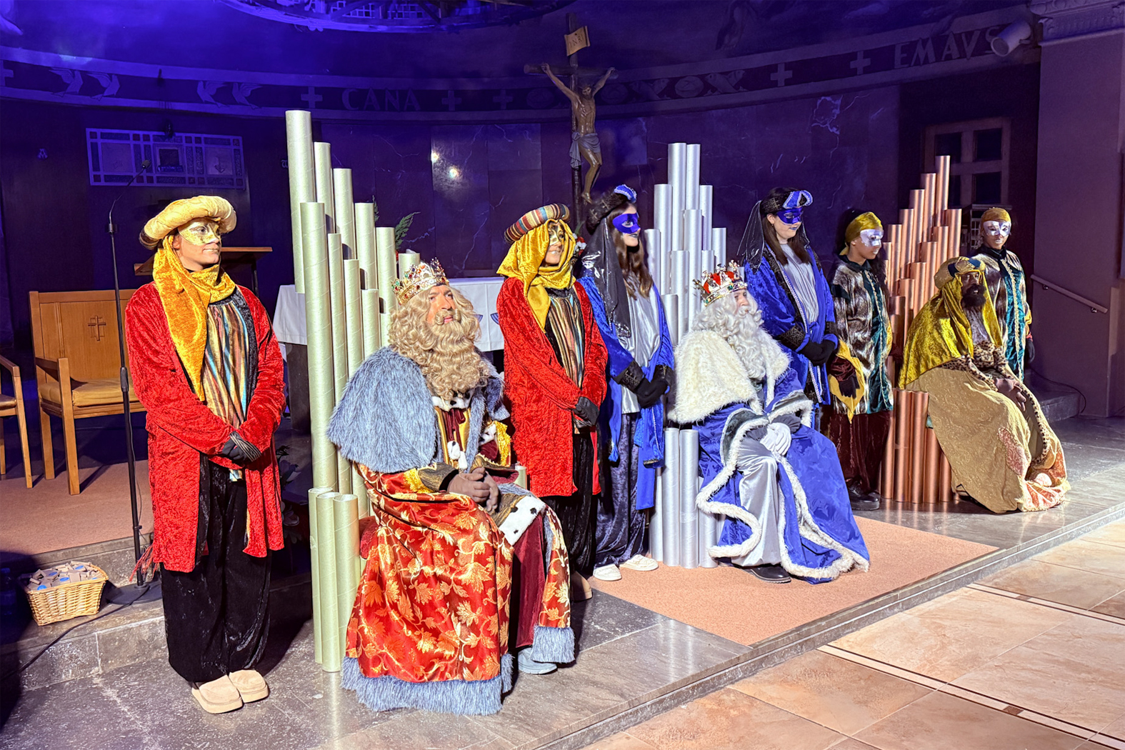 Els reis Melcior, Gaspar i Baltasar, durant la recepciÃ³ als infants de la vila a lâ€™EsglÃ©sia Parroquial de Sant CristÃ²fol.