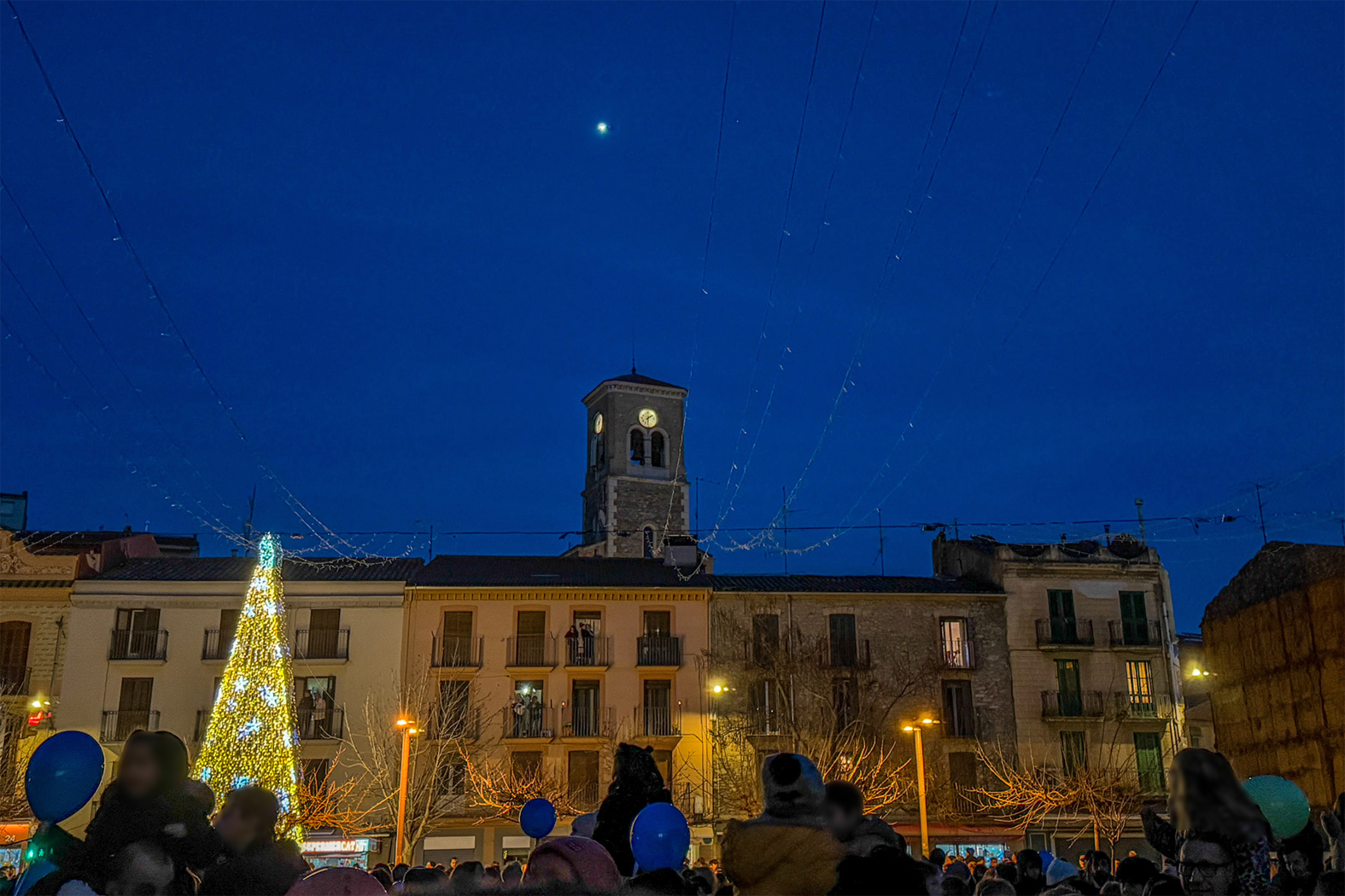 Pas de lâ€™Estrella dâ€™Orient sobre el centre de la vila, en lâ€™inici de la Cavalcada de SÃºria.