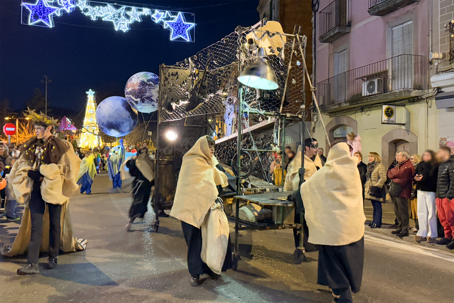 La Carboneta de la Cavalcada de SÃºria, al seu pas pel carrer Salvador Vancell.