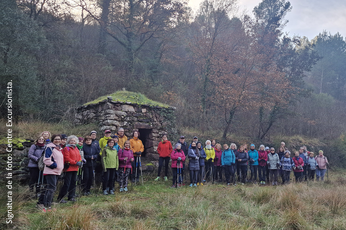 Foto de grup de les persones participants en la caminada a la necròpolis de Bogadella (Callús), dins de la 4a Escola de Salut de Súria.