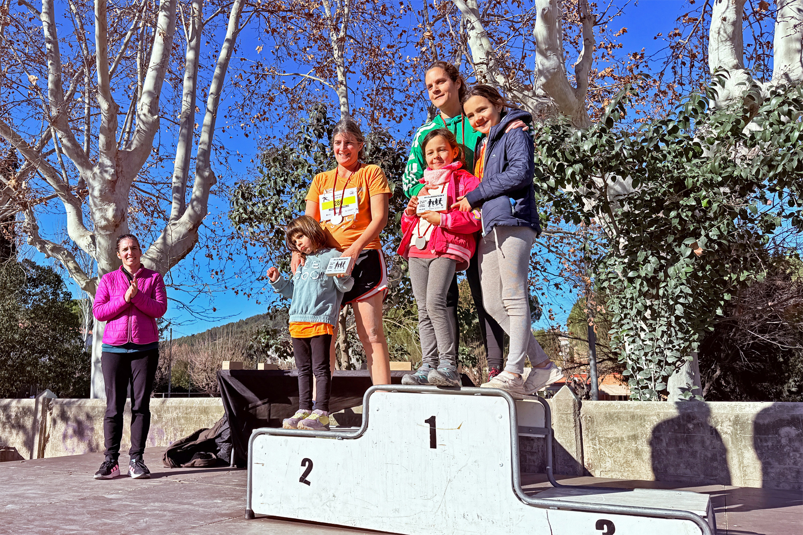Lliurament de guardons d'una de les curses del Cros Escolar de Súria, amb la regidora d'Esports, Alba Martínez.