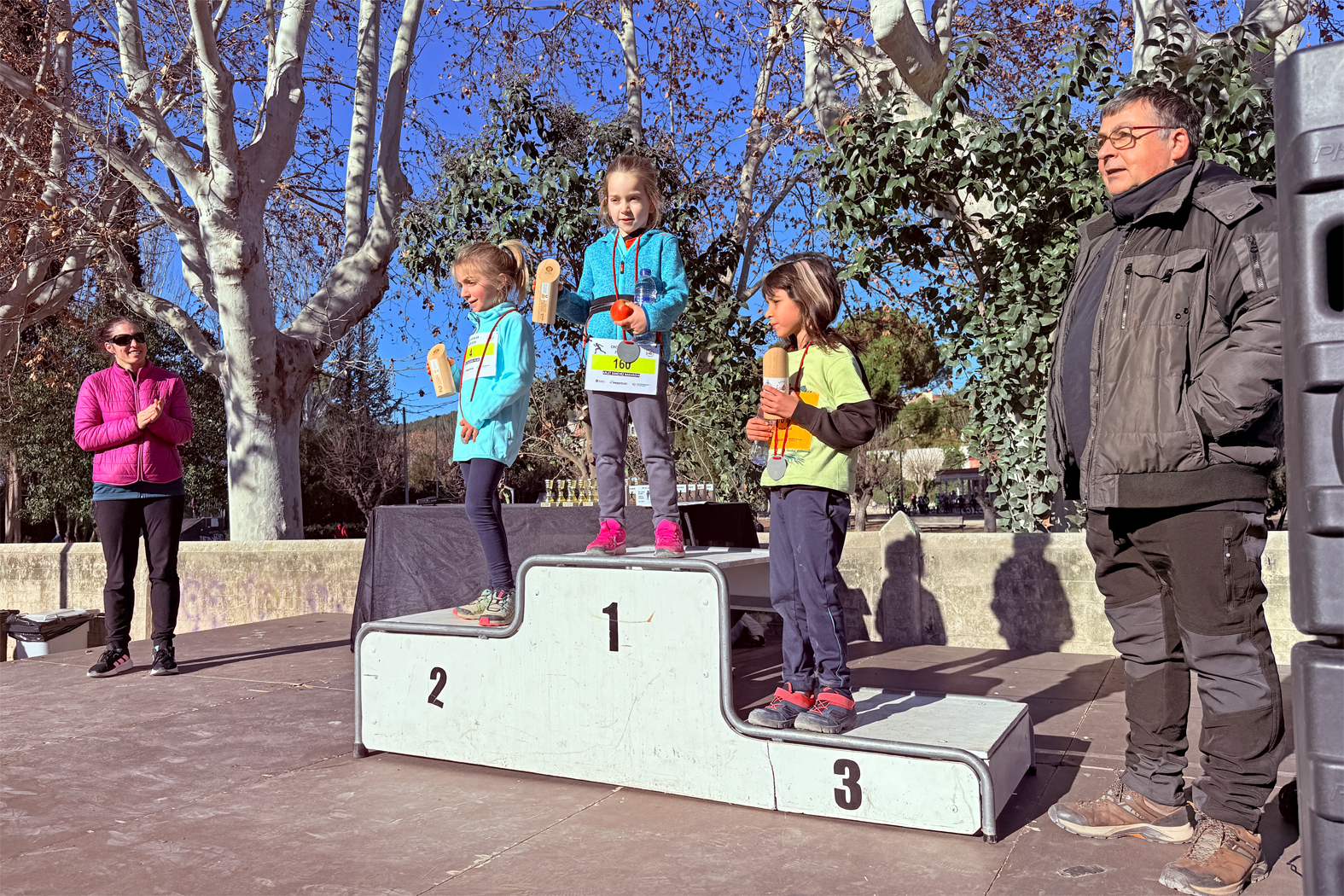 Lliurament de guardons d'una de les curses del Cros Escolar de Súria, amb la regidora d'Esports, Alba Martínez, i el president del Consell Esportiu del Bages, Manel Molera.