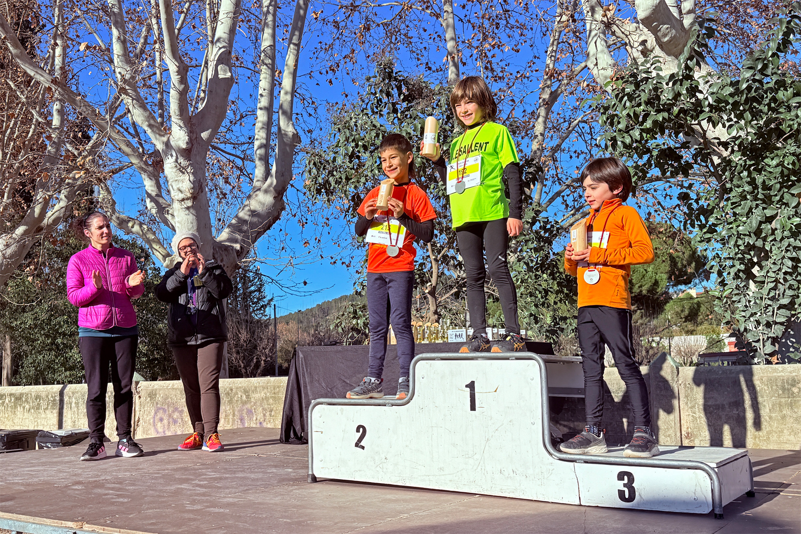 Lliurament de guardons d'una de les curses del Cros Escolar de Súria, amb la regidora d'Esports, Alba Martínez, i la tècnica de l'àrea municipal d'Esports.