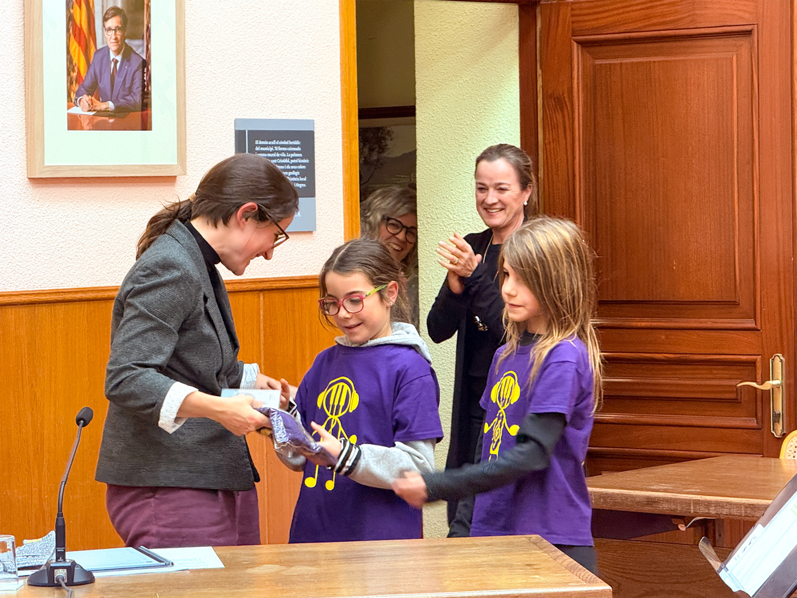 Curs 2024-25 - L'economista Mar Reguant rep una samarreta de l'Escola Municipal de MÃºsica com a record del seu pas pel centre, durant l'acte del pregÃ³ de la Festa de Sant SebastiÃ .