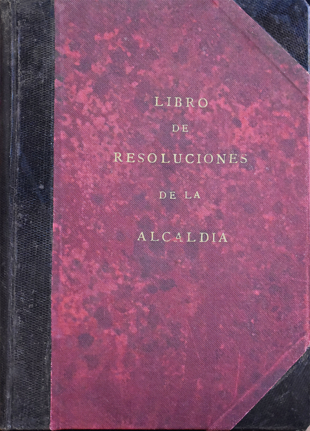 Portada del llibre de resolucions de l'Alcaldia, un dels documents restaurats de l'Arxiu Municipal de Súria.