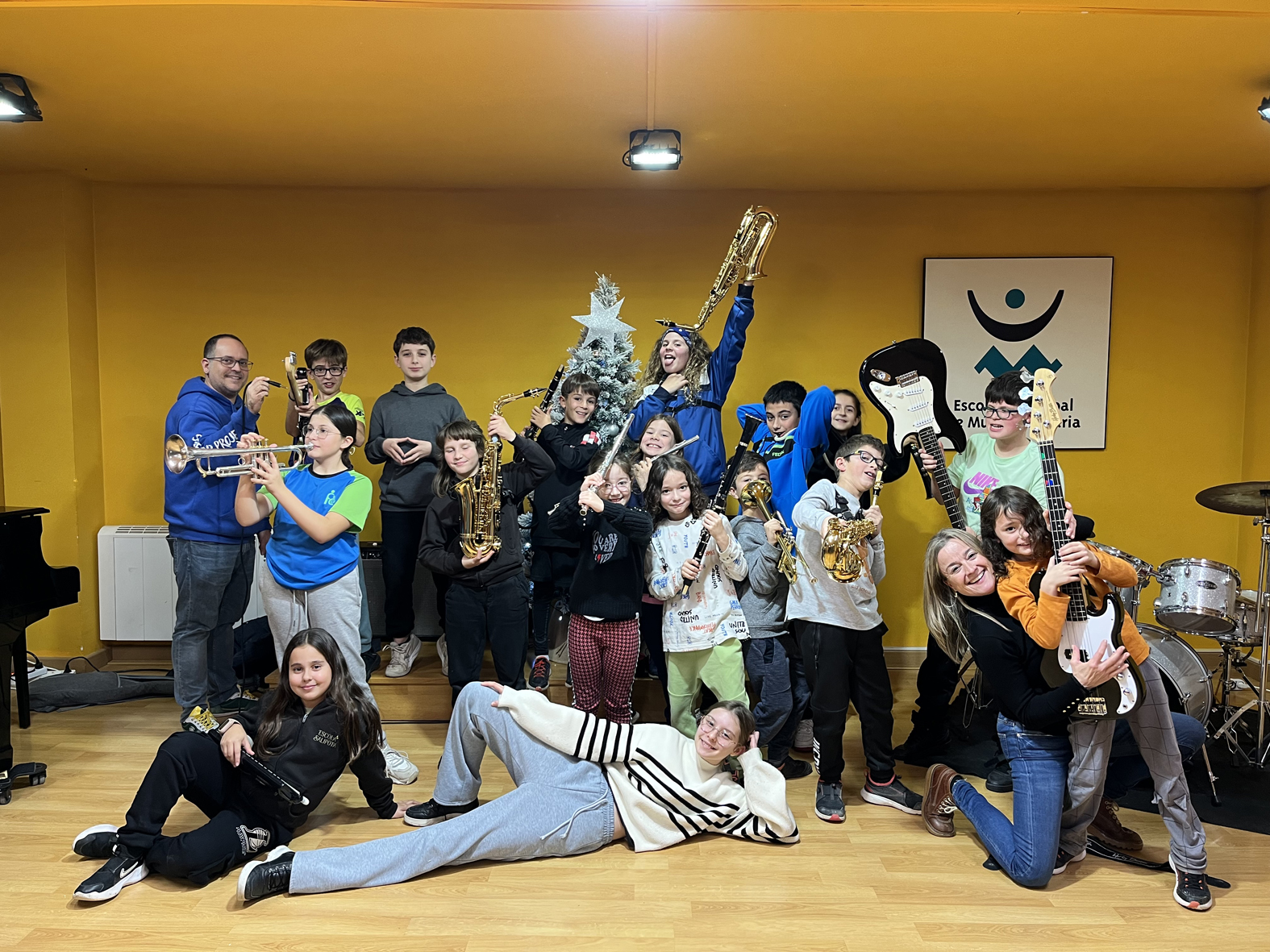 Curs 2024-25 - Foto de grup de l'Orquestra DiabÃ²lica al Petit Auditori de l'Escola Municipal de MÃºsica.