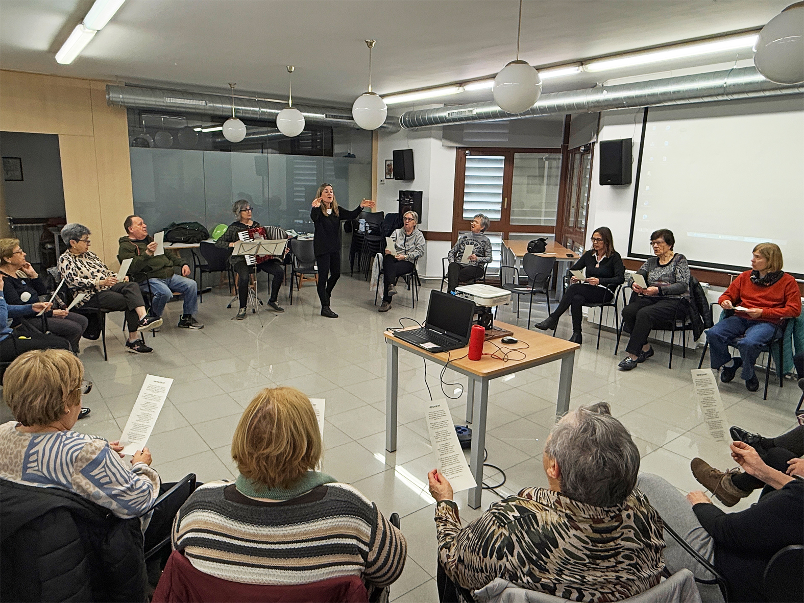 Curs 2024-25 - SessiÃ³ de mÃºsica i moviment a cÃ rrec de l'Escola Municipal de MÃºsica, dins de la 4a Escola de Salut de SÃºria.