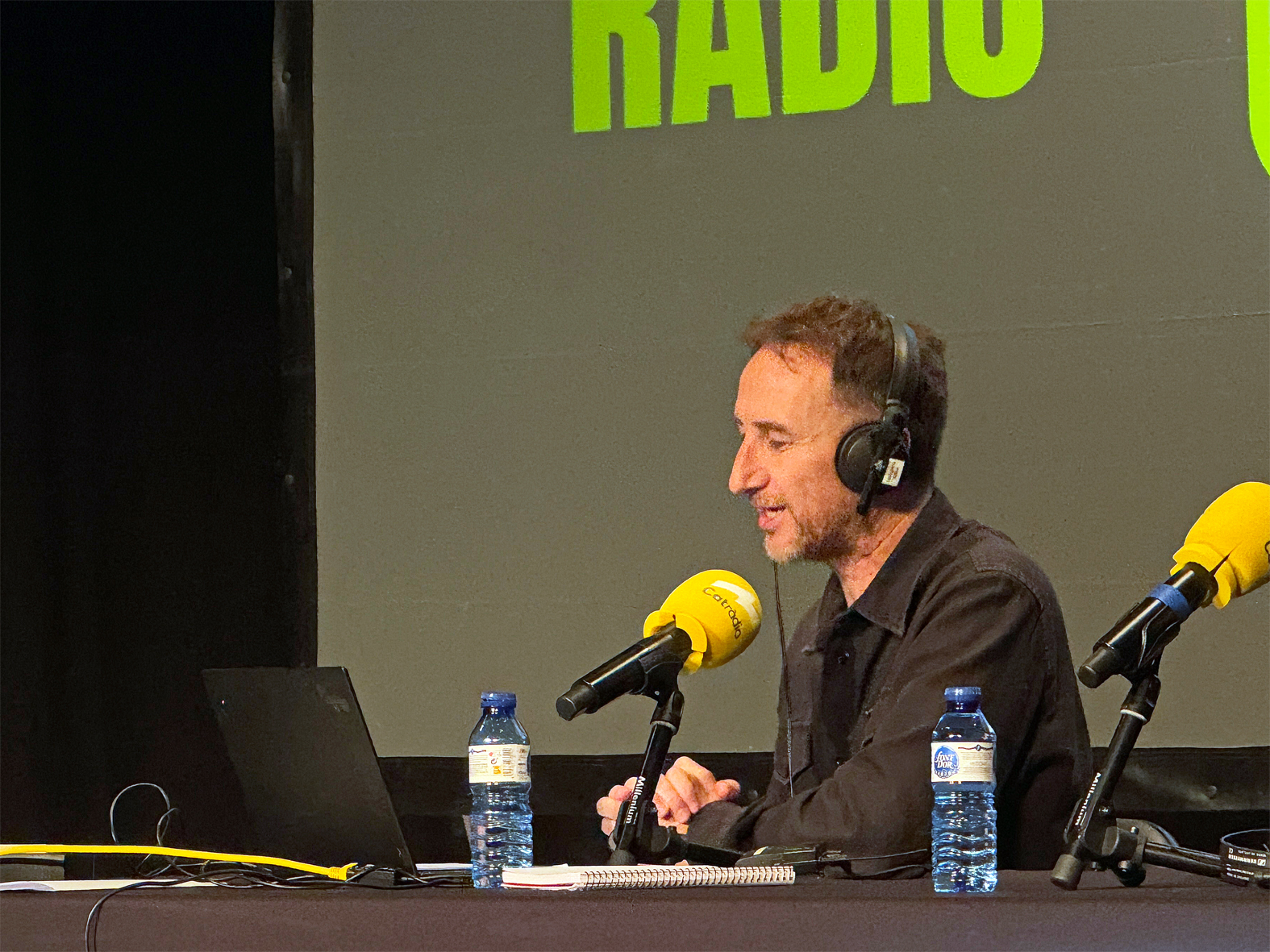 El periodista Manel Alias, durant l'emissió en directe a Súria del programa 'Catalunya Nit' de Catalunya Ràdio, en motiu del Dia Mundial de la Ràdio.