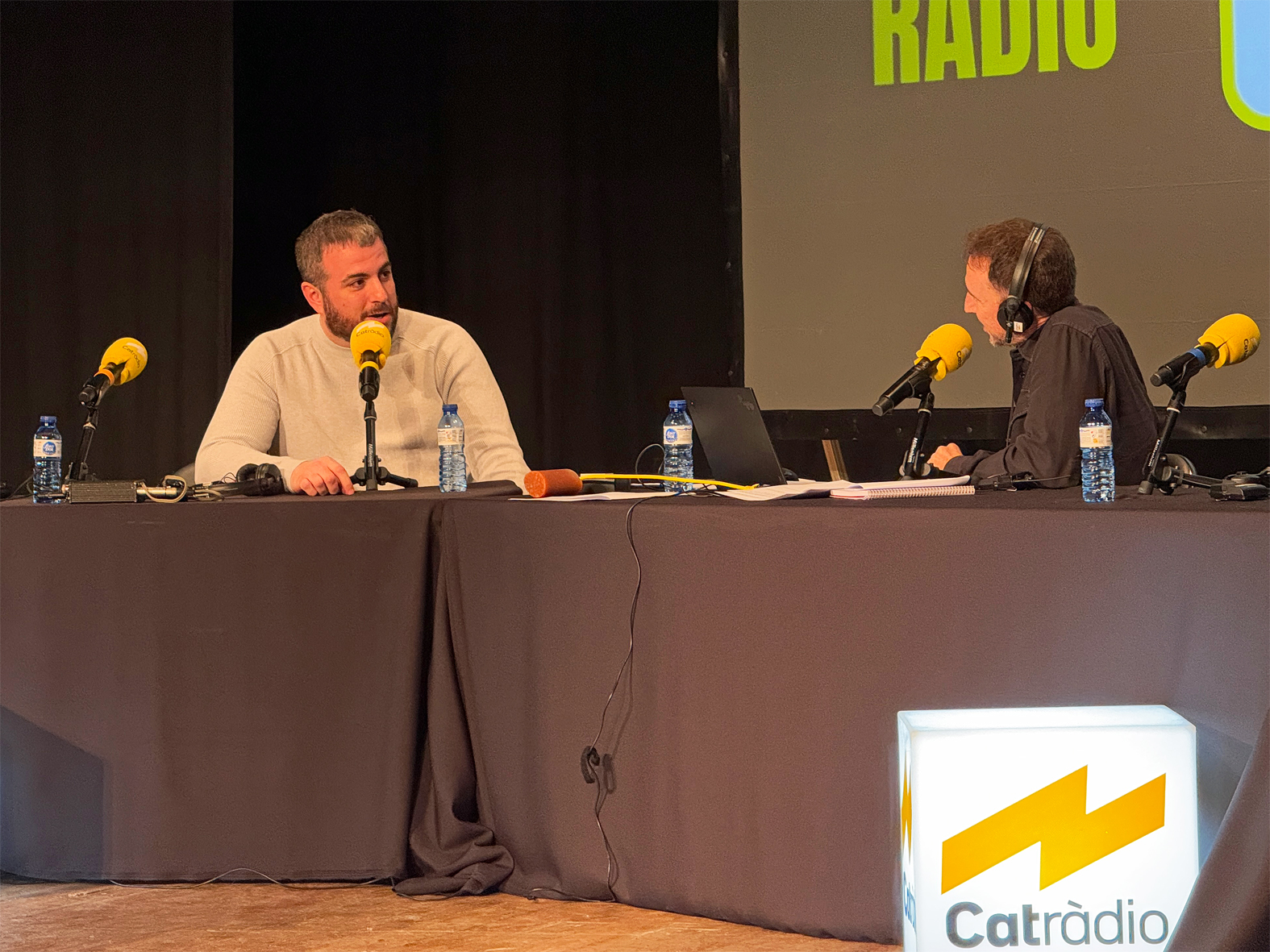 Entrevista de Manel Alias amb l'alcalde Albert Coberó durant l'emissió en directe a Súria del programa 'Catalunya Nit' de Catalunya Ràdio, en motiu del Dia Mundial de la Ràdio.
