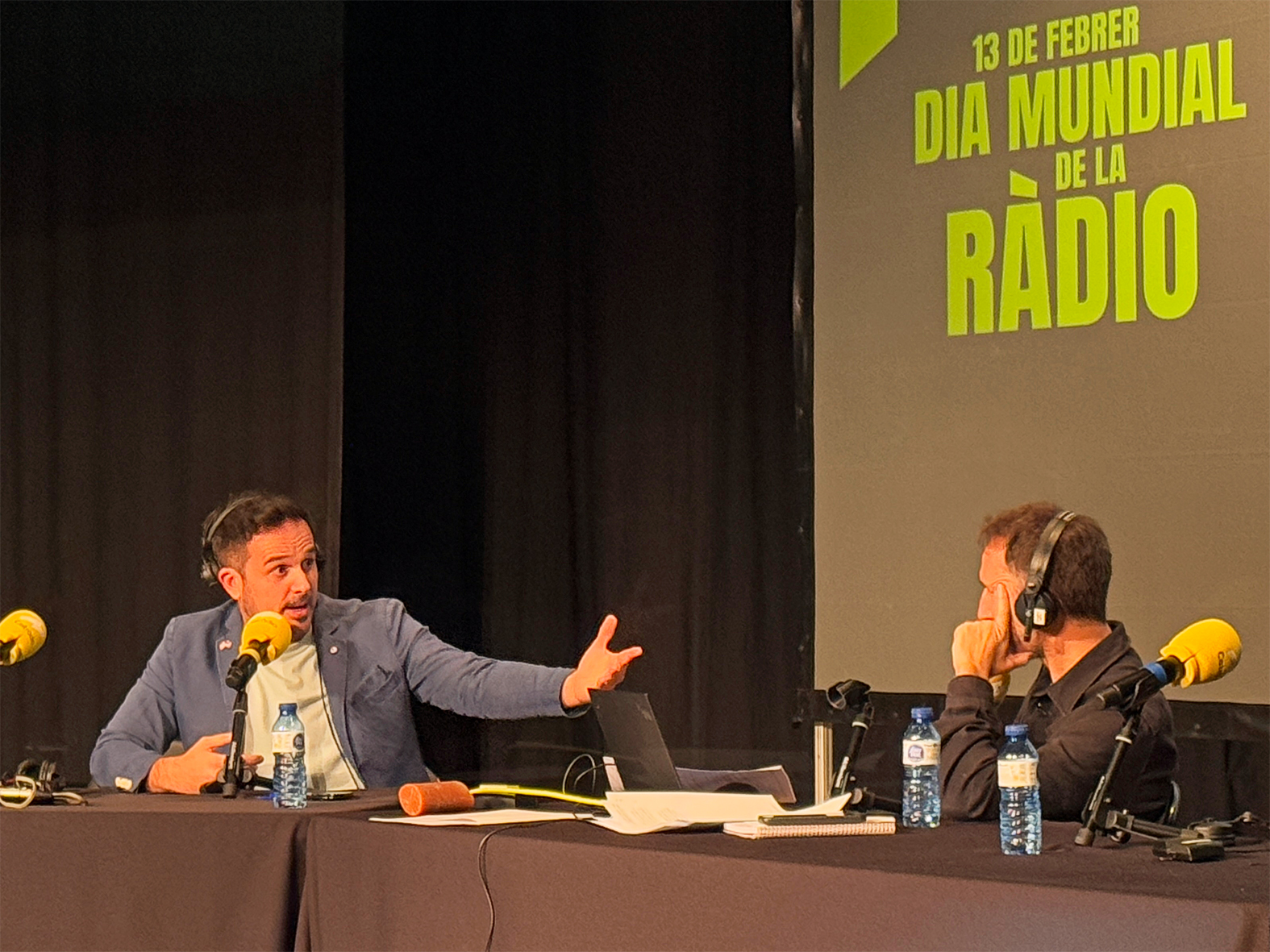 El periodista surienc Francesc Garriga parla amb Manel Alias durant l'emissió en directe a Súria del programa 'Catalunya Nit' de Catalunya Ràdio, en motiu del Dia Mundial de la Ràdio.