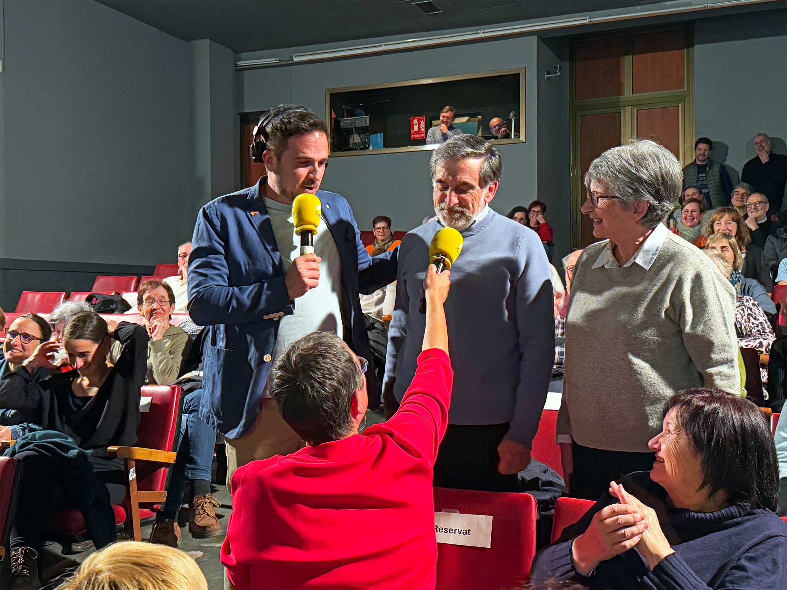 Emotiu retrobament del periodista surienc Francesc Garriga amb els seus pares durant l'emissió en directe a Súria del programa 'Catalunya Nit' de Catalunya Ràdio, en motiu del Dia Mundial de la Ràdio.