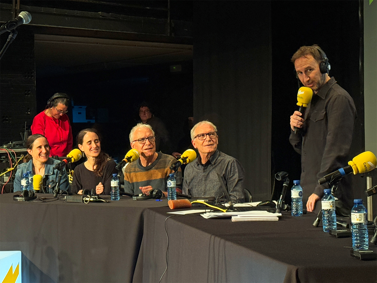 Les germanes Anna i Mar Reguant, i els germans Agustí i Josep Antoni Yerro, amb Manel Alias, durant l'emissió en directe a Súria del programa 'Catalunya Nit' de Catalunya Ràdio, en motiu del Dia Mundial de la Ràdio.