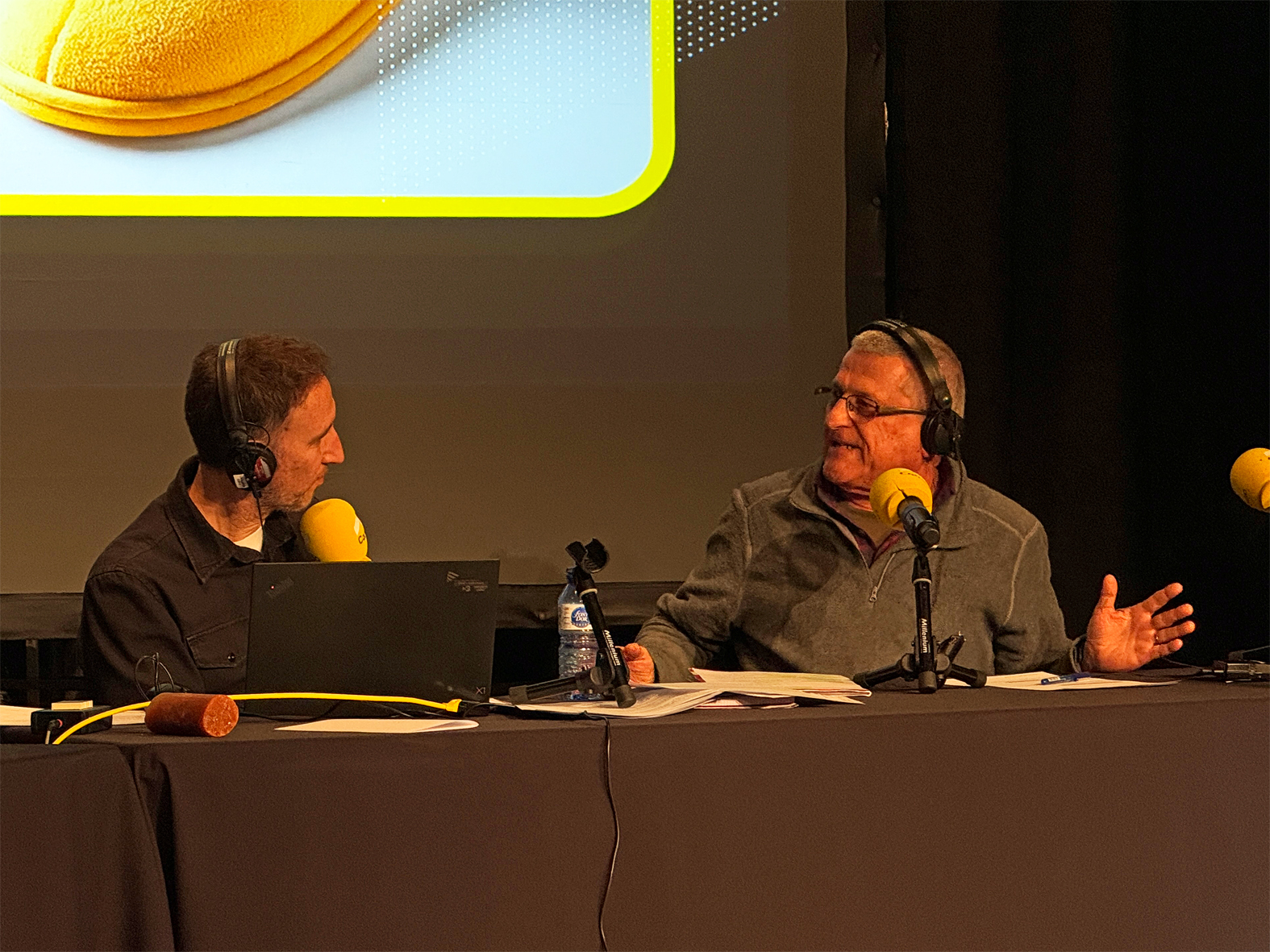 El crític cinematogràfic Àlex Gorina parla amb Manel Alias durant l'emissió en directe a Súria del programa 'Catalunya Nit' de Catalunya Ràdio, en motiu del Dia Mundial de la Ràdio.