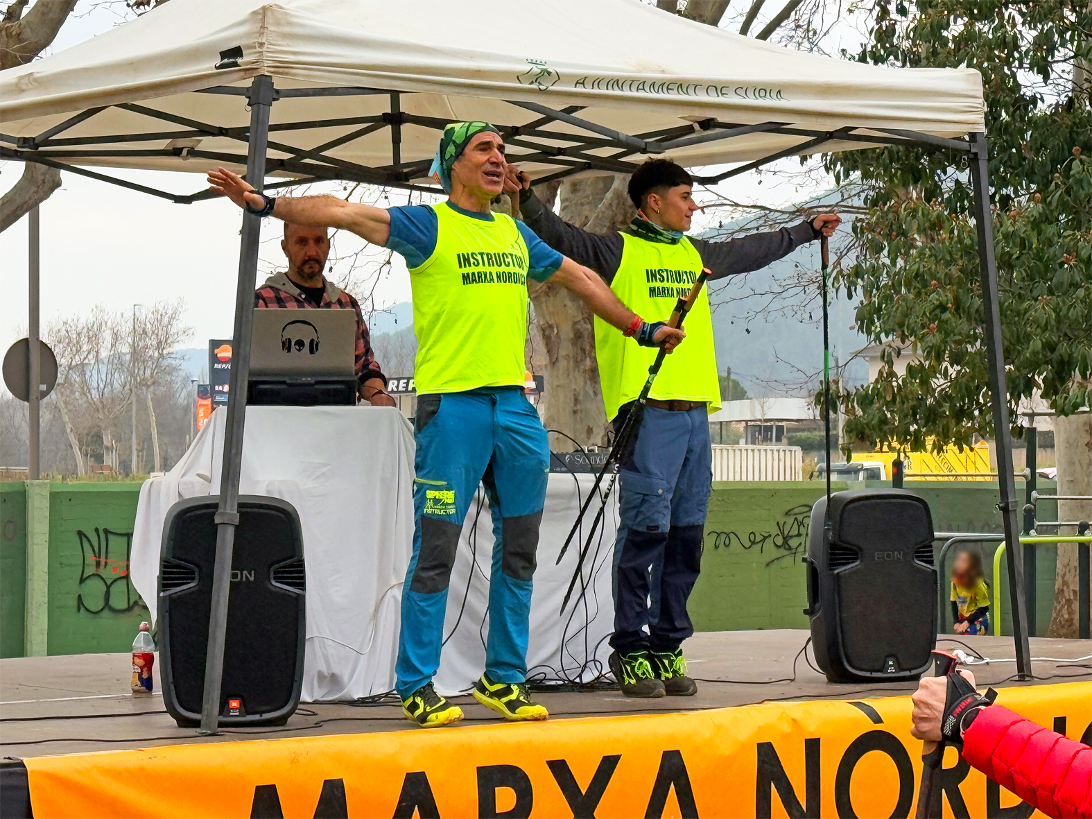 Sessió d'escalfament de la 2a Marxa Nòrdica Vila de Súria al Parc Municipal Macary i Viader, a càrrec de l'entrenador, instructor i divulgador Xavi Ortega.