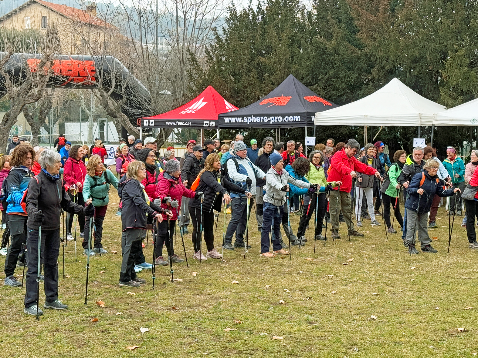 Sessió d'escalfament de la 2a Marxa Nòrdica Vila de Súria al Parc Municipal Macary i Viader, a càrrec de l'entrenador, instructor i divulgador Xavi Ortega.