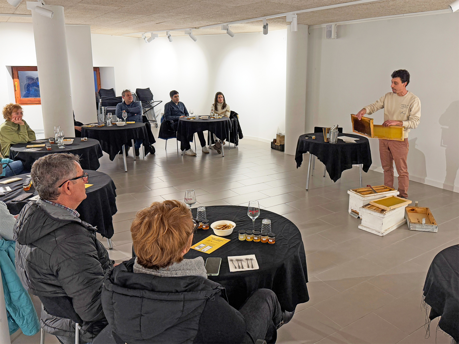 Tast de mels ecològiques a Cal Balaguer del Porxo, a càrrec del productor local Aleix Ribera.