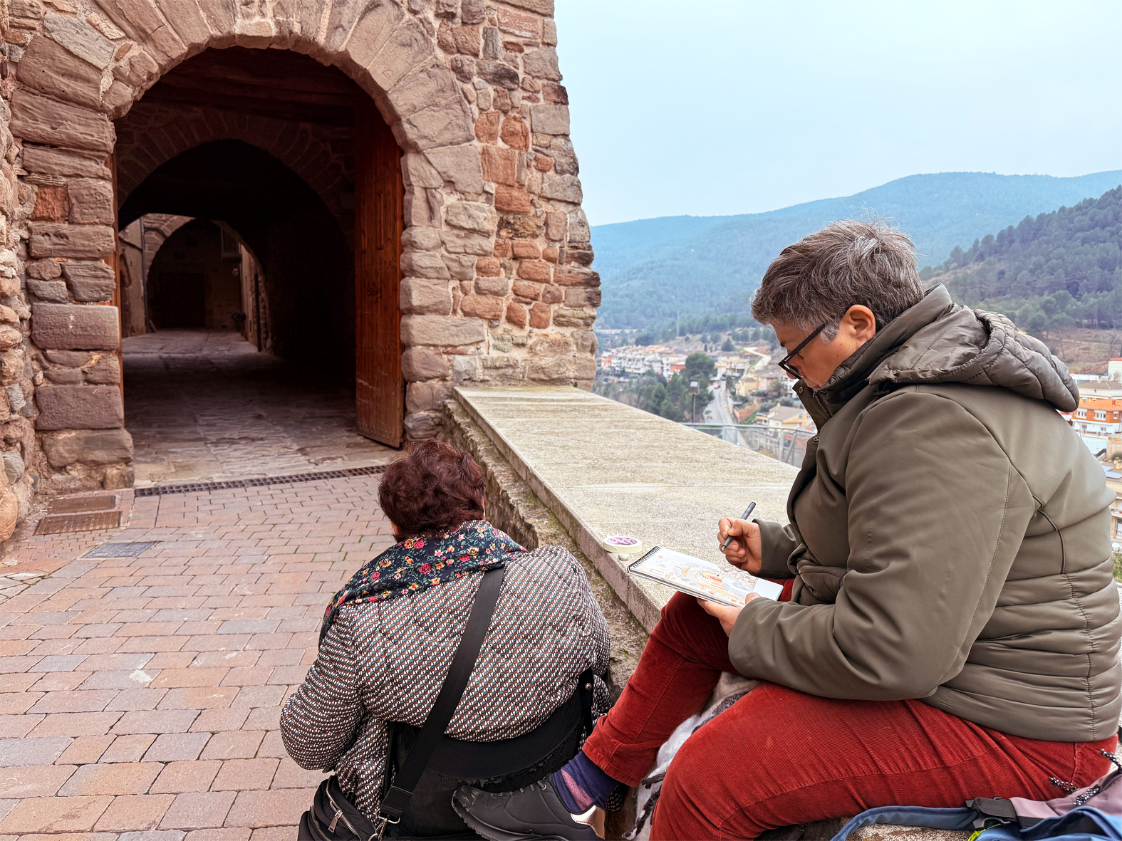 Participants en la matinal d'Urban Sketchers Bages al Poble Vell, dibuixant al Portal de Cardona.