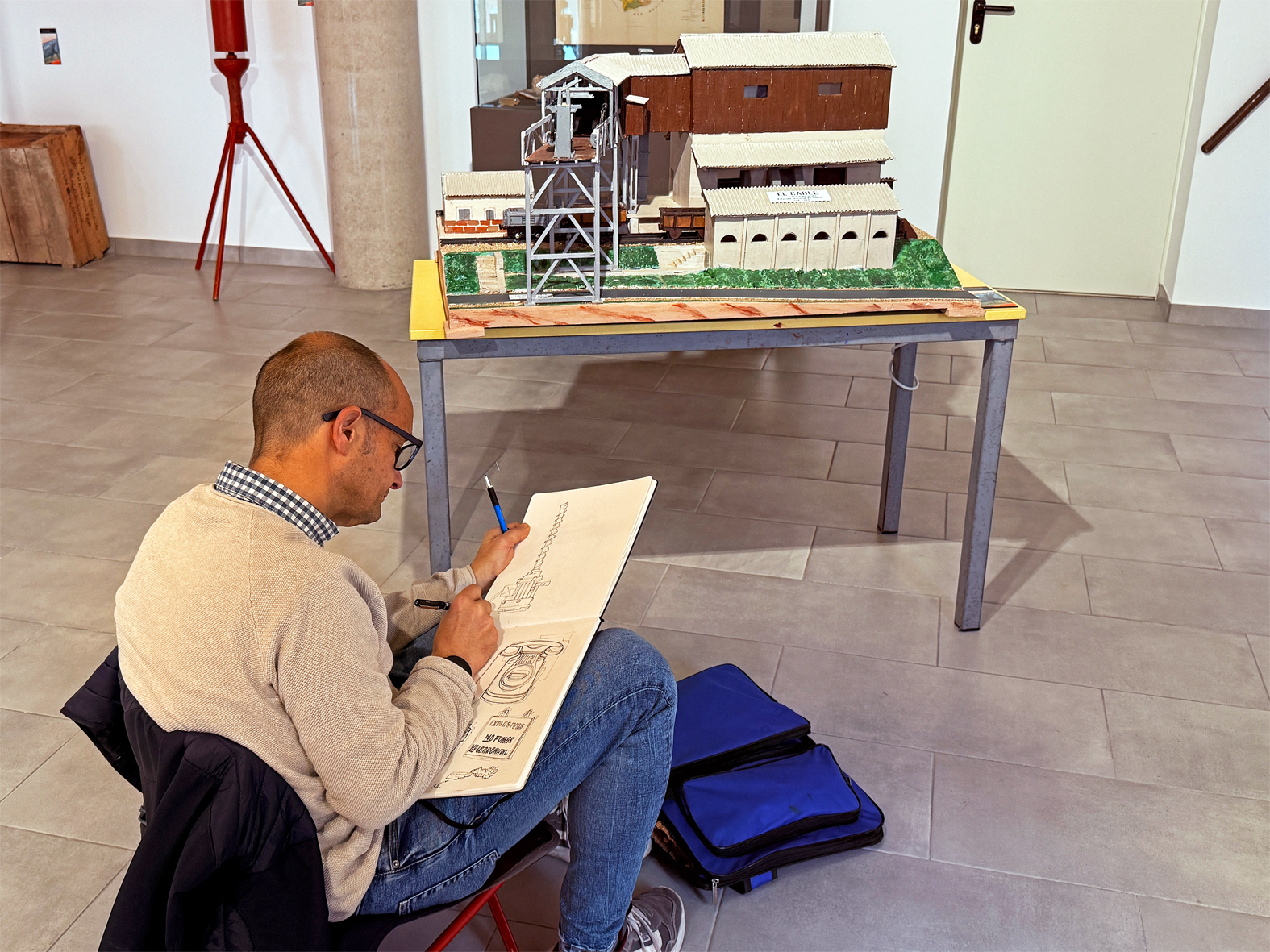 Participant en la matinal d'Urban Sketchers Bages al Poble Vell, dibuixant al centre d'interpretació del Museu de la Mineria.