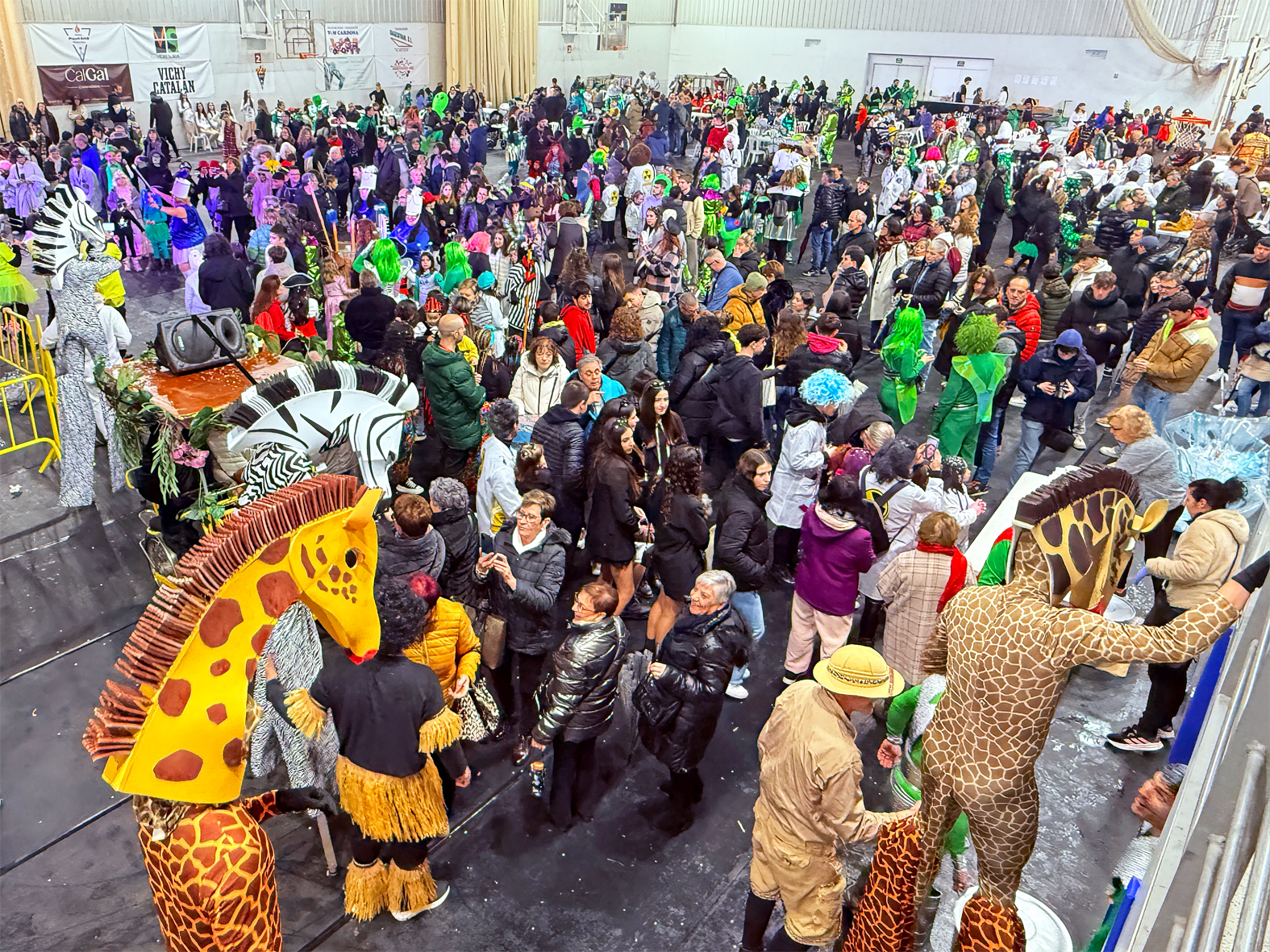 Ambient al PavellÃ³ Municipal dâ€™Esports, desprÃ©s de lâ€™arribada de la rua del Carnestoltes de SÃºria 2025.
