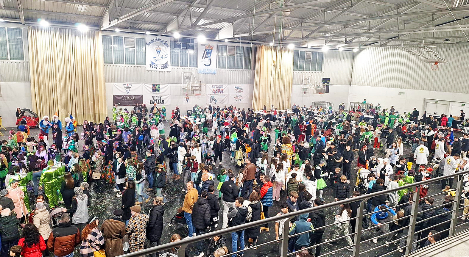 Ambient al PavellÃ³ Municipal dâ€™Esports, desprÃ©s de lâ€™arribada de la rua del Carnestoltes de SÃºria 2025.