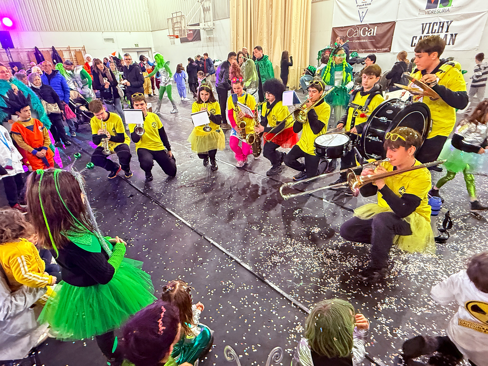 ActuaciÃ³ de la xaranga Binbonband al PavellÃ³ Municipal dâ€™Esports, desprÃ©s de lâ€™arribada de la rua del Carnestoltes de SÃºria 2025.