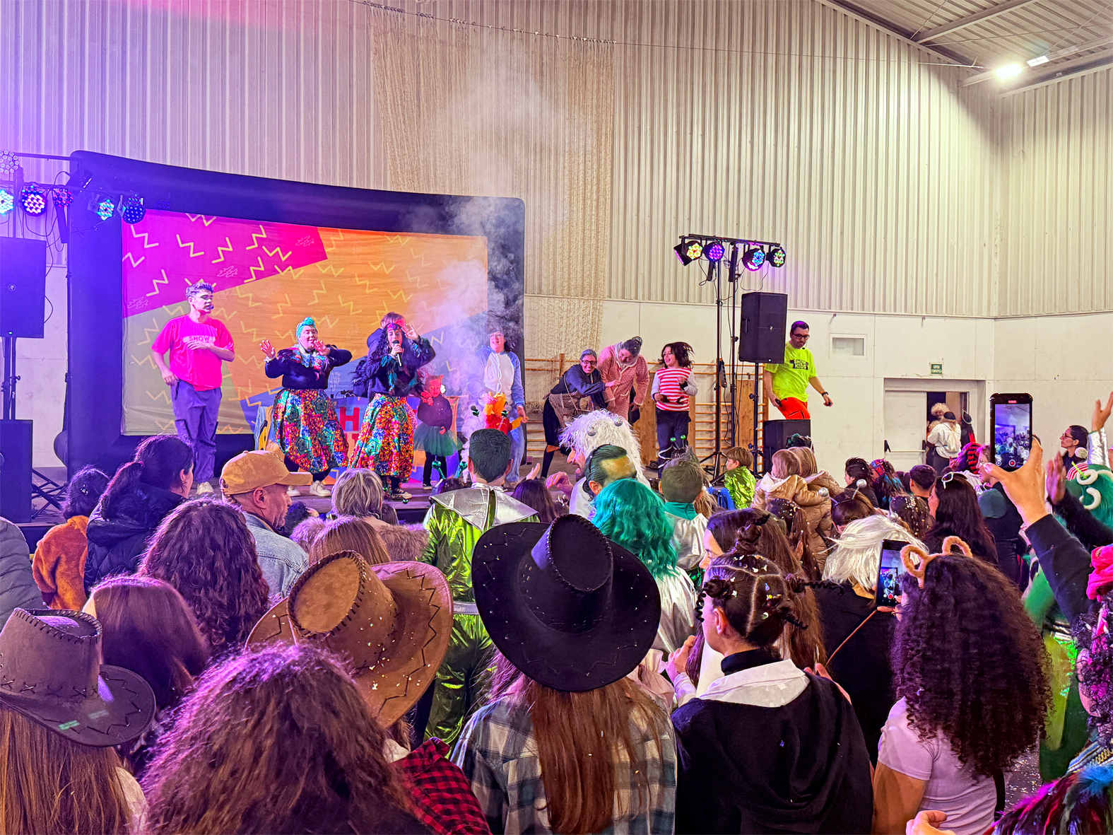 Espectacle dâ€™animaciÃ³ infantil al PavellÃ³ Municipal dâ€™Esports, desprÃ©s de lâ€™arribada de la rua del Carnestoltes de SÃºria 2025.