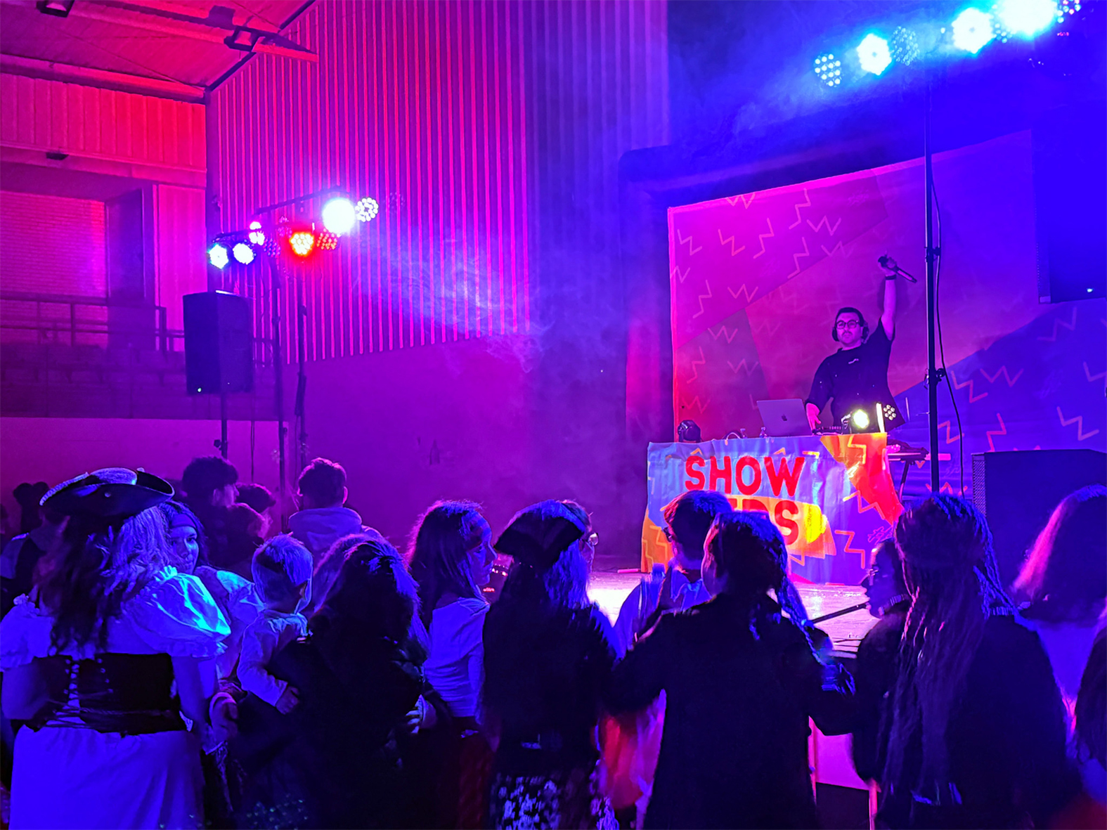Imatge del ball del Carnestoltes de SÃºria 2025 al PavellÃ³ Municipal dâ€™Esports.