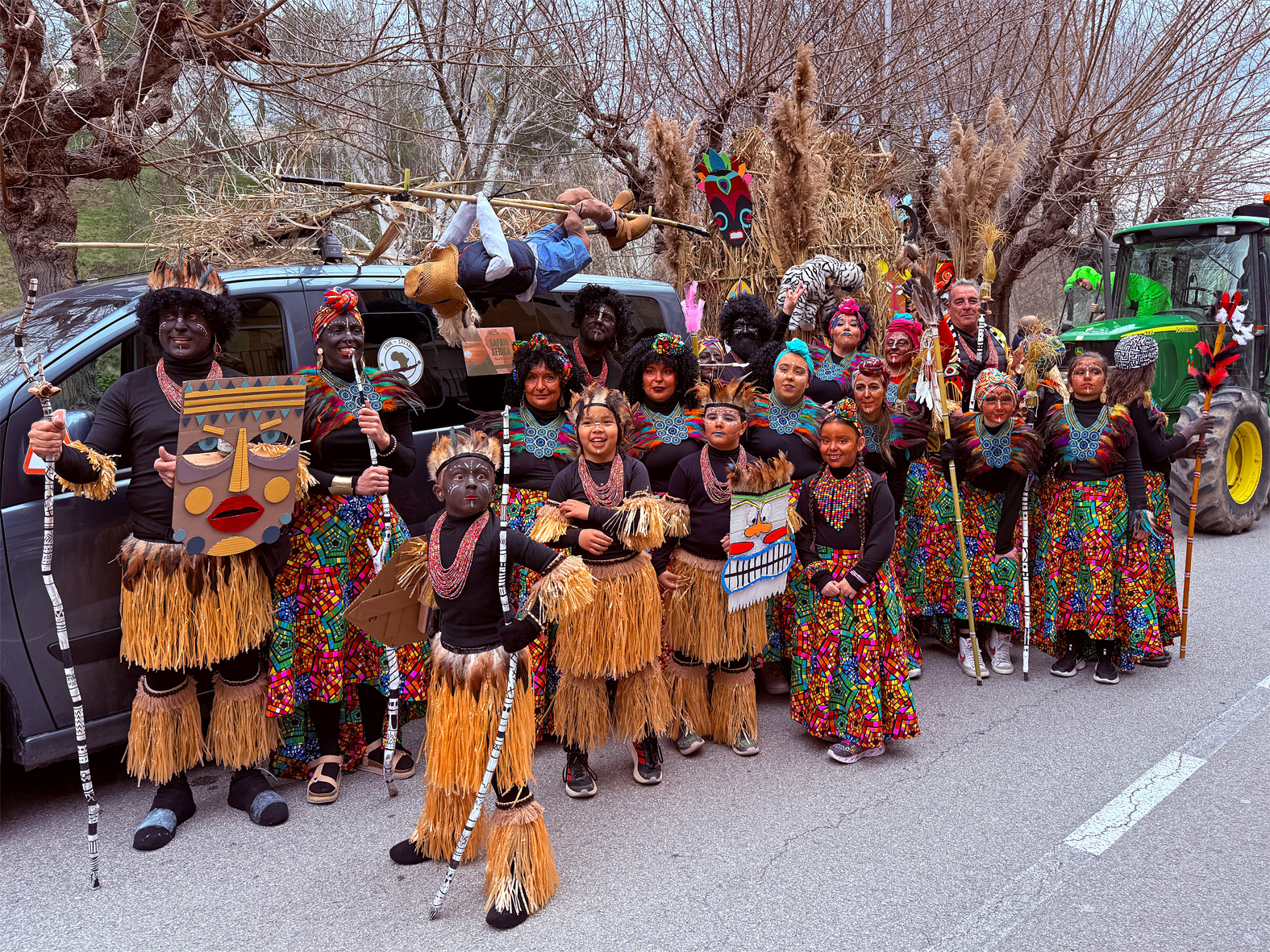 Participants en la rua de Carnestoltes de SÃºria 2025, abans de la sortida.
