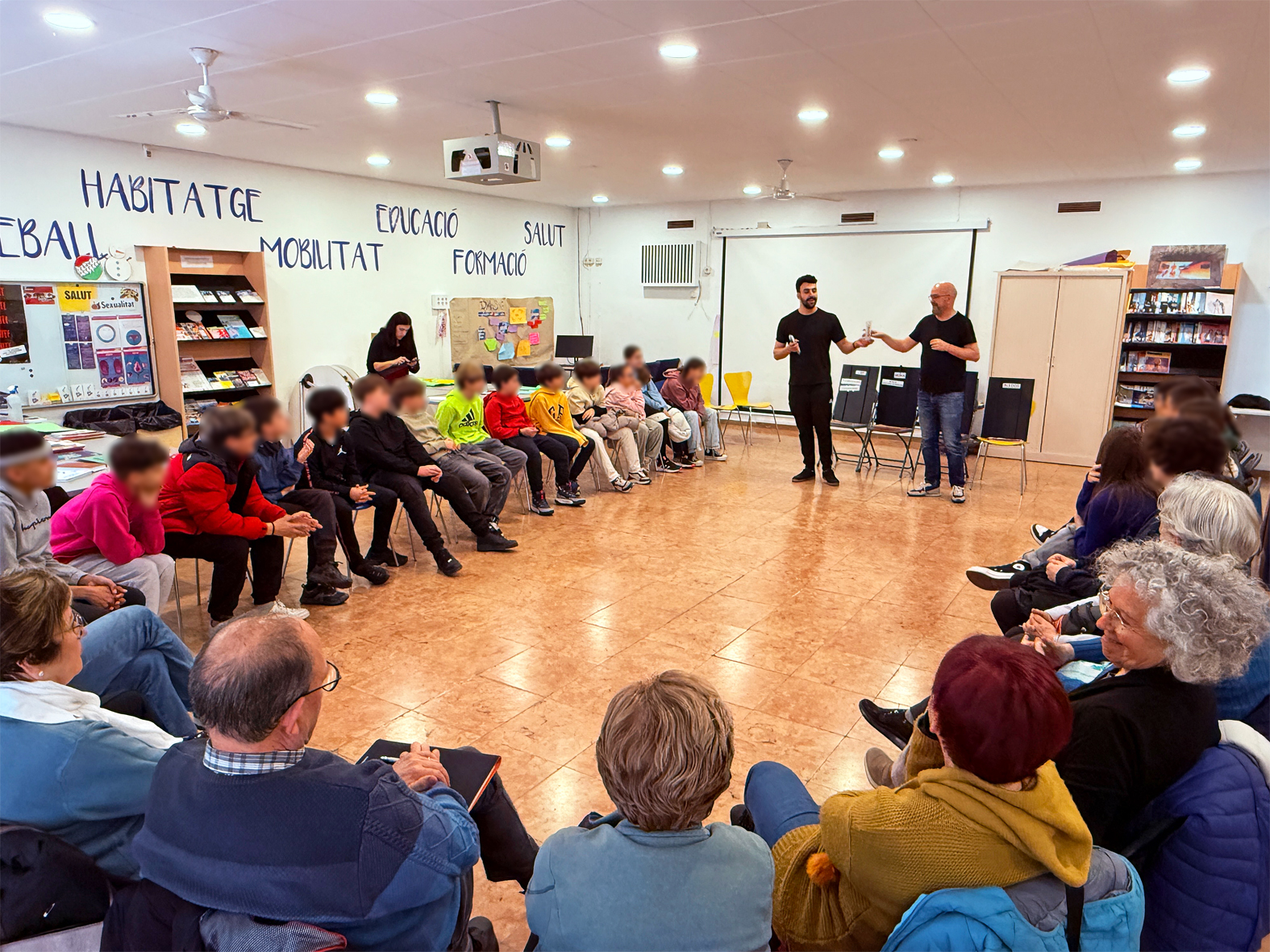 El Casal de Joves acull un taller de teatre social per lluitar contra els micro-racismes de la vida quotidiana
