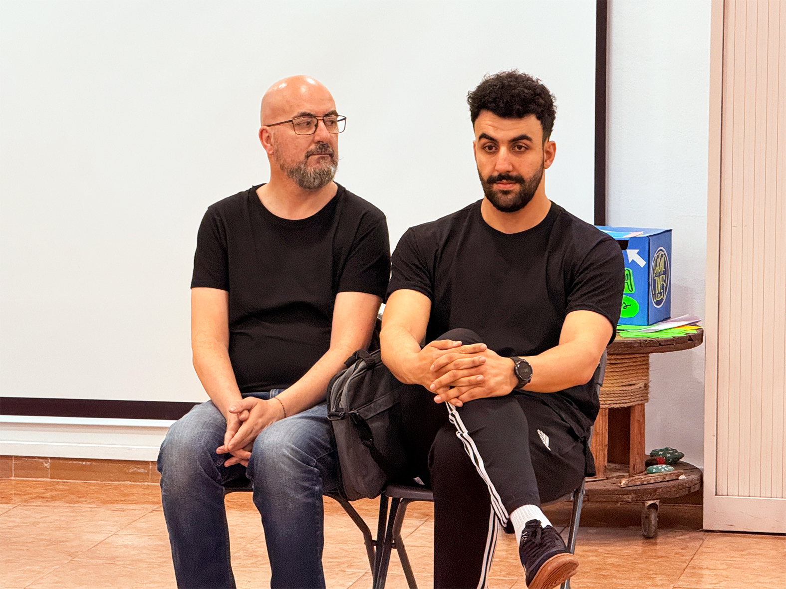 Els actors Xevi Font (esquerra) i Moha Amazian, durant el taller de teatre social sobre micro-racismes, al Casal de Joves.