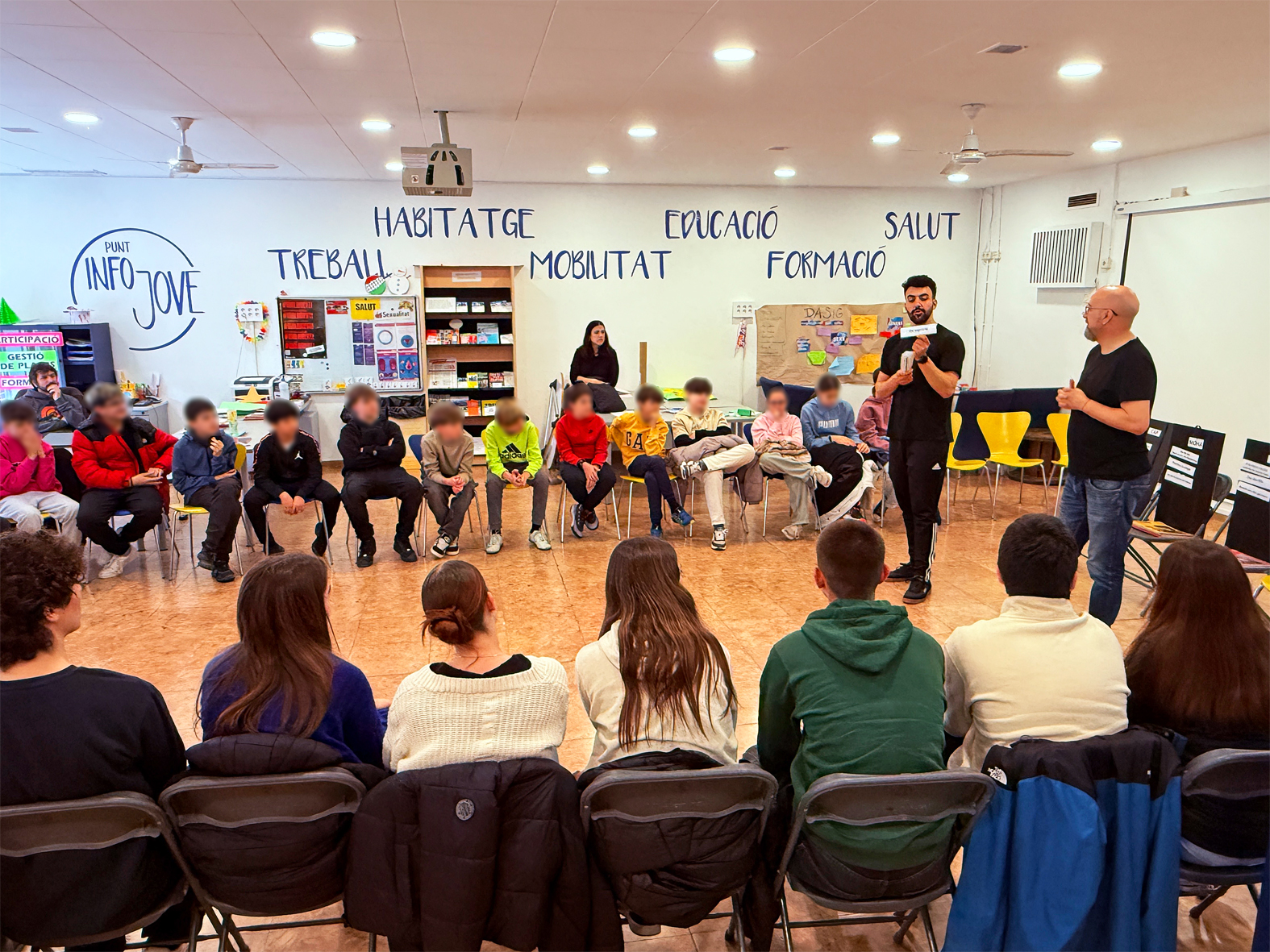 Taller de teatre social sobre micro-racismes, amb els actors Moha Amazian (esquerra) i Xevi Font, al Casal de Joves.
